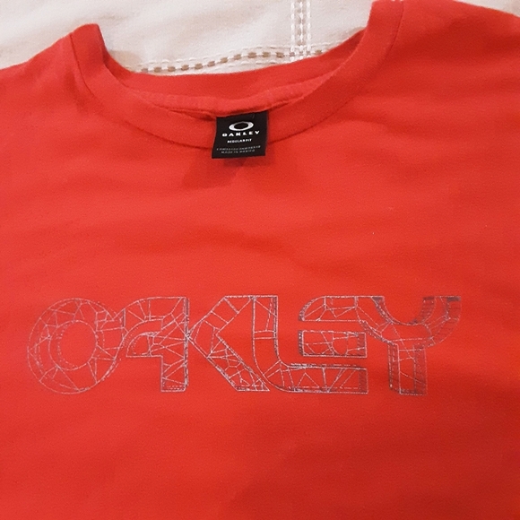 3/$15 EUC Oakley Red T-shirt Silver Decal Men's XL Regular Fit - Picture 2 of 4